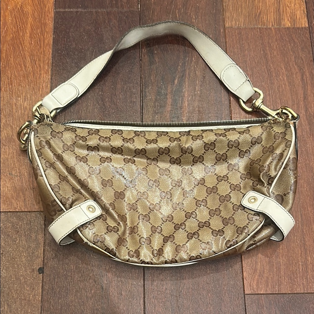 Logo Gucci shoulder bag with white and gold accents
